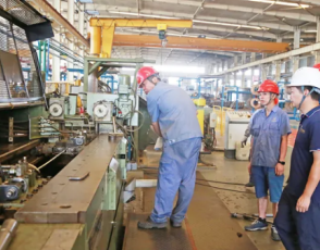 環(huán)鏈電動(dòng)葫蘆聯(lián)合吊車等設(shè)備成功轉(zhuǎn)運(yùn)新、舊柜體